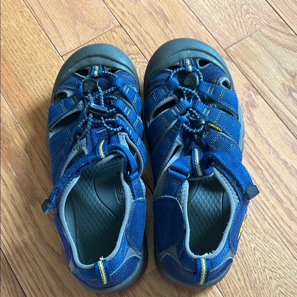KEEN youth size 6 Outdoor Sandals grey waterproof washable durable like new - Picture 1 of 13